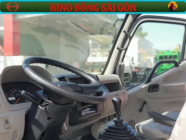 Nội thất cabin Hino XZU342 Euro 4 thiết kế tiện nghi cho xe ben 4.5 tấn