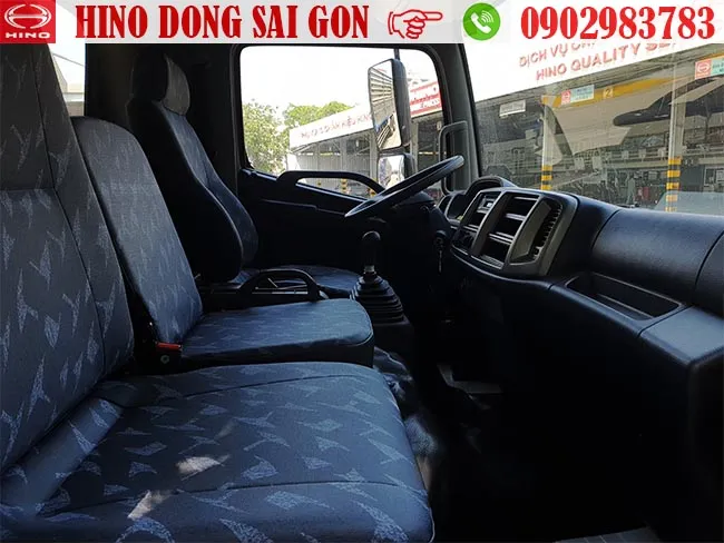 Khoang nội thất tiện nghi của xe ben Hino 500 FC trang bị điều hòa Denso