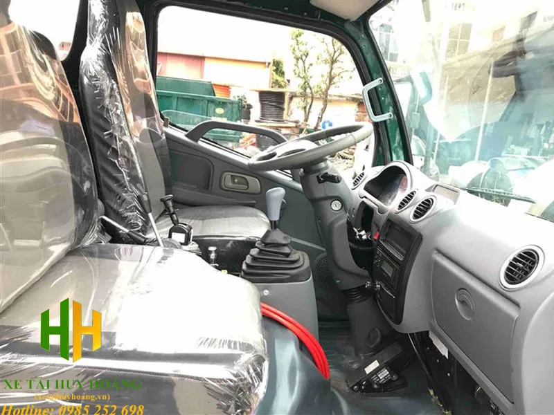 Nội thất cabin xe tải ben Hoa Mai 3 tấn với tông màu kem chủ đạo