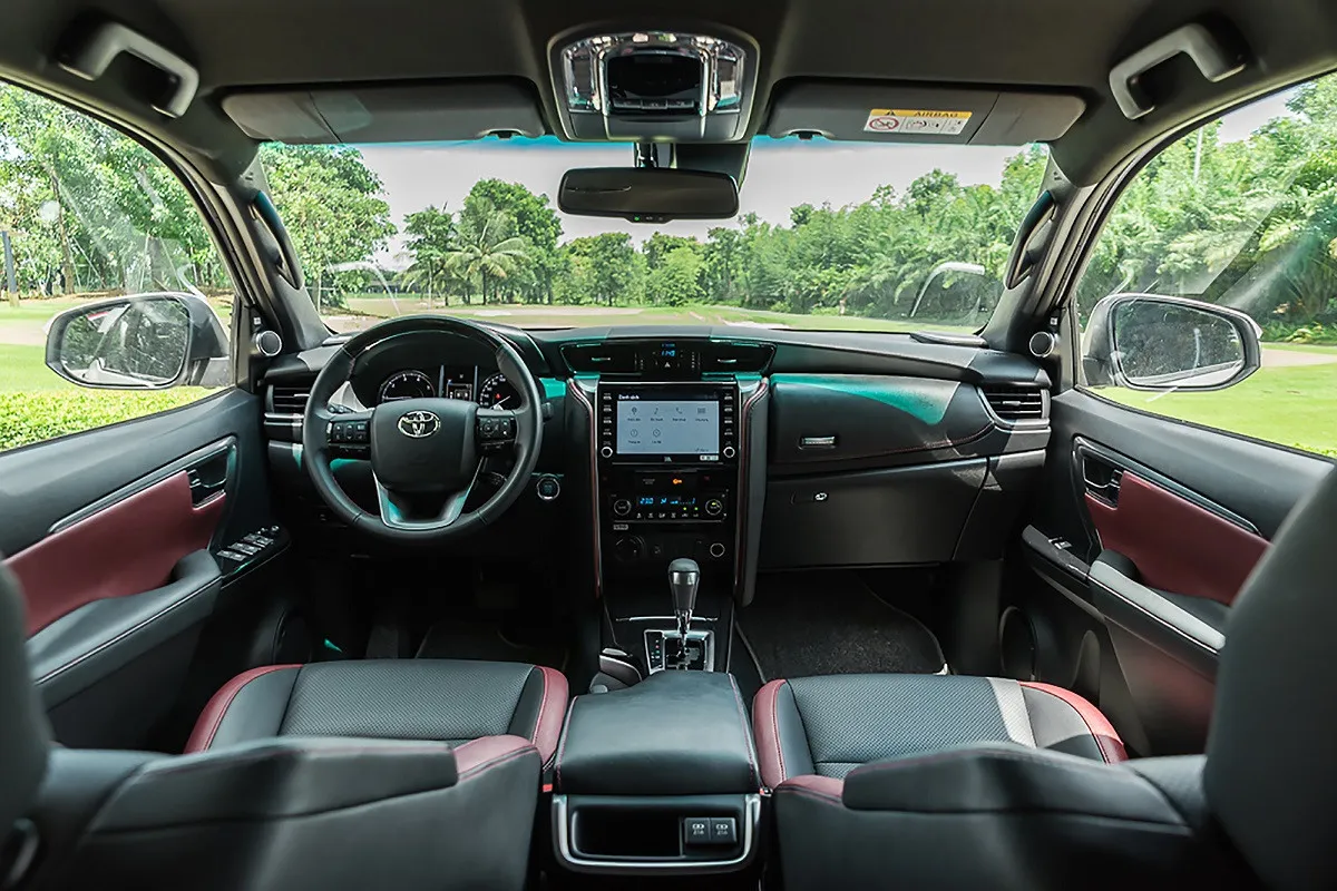 Hình ảnh chi tiết nội thất xe ô tô Fortuner 2022 với màn hình lớn