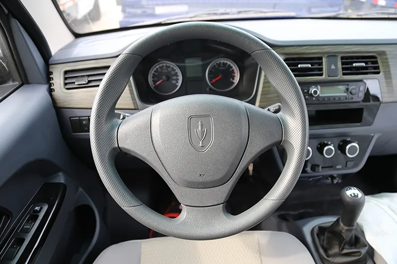 Nội thất rộng rãi với vô lăng ba chấu thể thao có trợ lực điện EPS