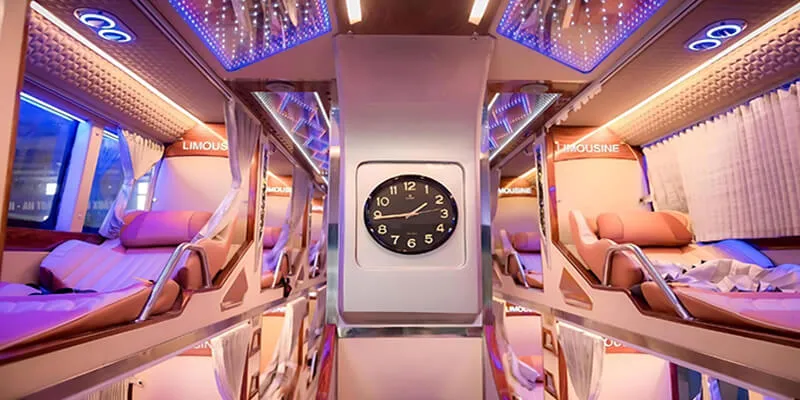 Nội thất xe 32 cabin Queen Bus với ghế ngồi Limousine, ánh sáng LED và đồng hồ treo tường
