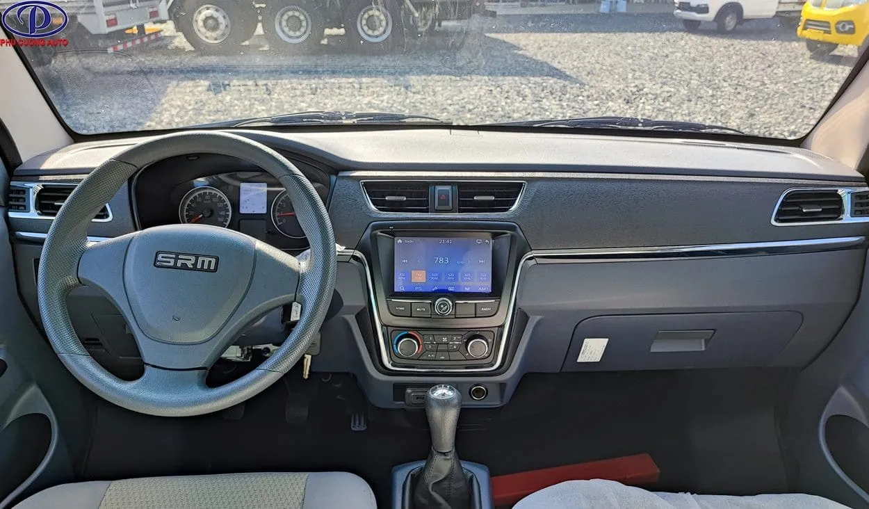Nội thất cabin xe bán tải van 5 chỗ SRM X30 V5 650kg với 5 chỗ ngồi rộng rãi và màn hình MP5 cảm ứng