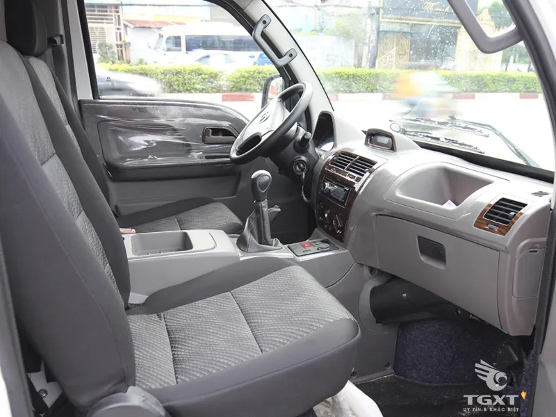 Khoang nội thất rộng rãi của xe ben Tata 990kg