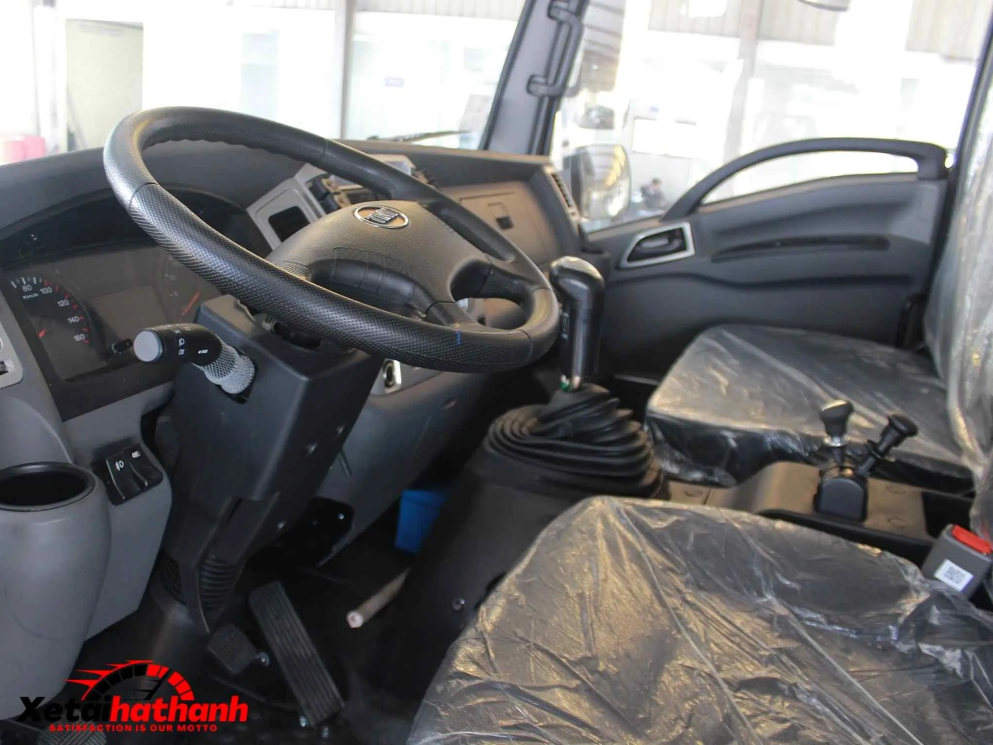 Nội thất cabin xe ben TMT 8 tấn 2 cầu dầu rộng rãi và tiện nghi