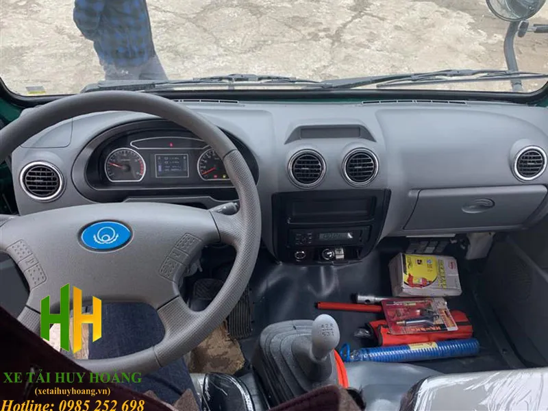 Nội thất chi tiết khu vực vô lăng và bảng điều khiển của xe Hoa Mai 3 tấn
