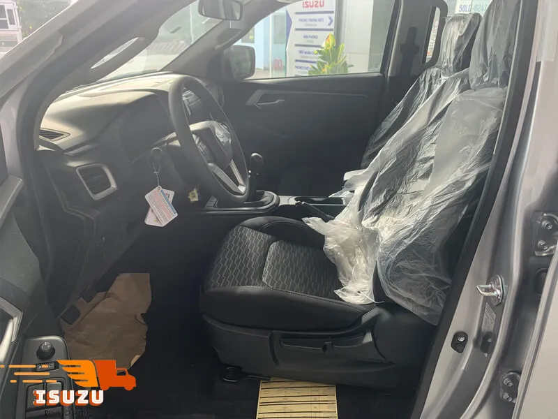 Nội thất khoang lái xe Isuzu D-Max bán tải Prestige 1 cầu số sàn