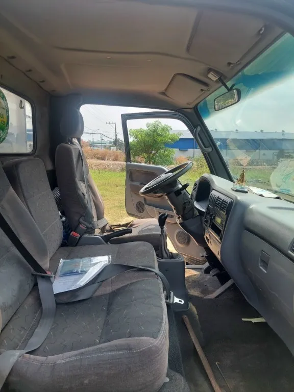 Hình ảnh nội thất xe Kia K2700 cũ đời 2012 cần được vệ sinh sạch sẽ