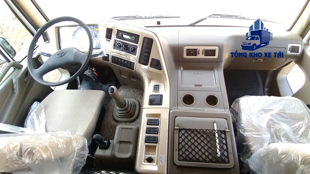 Khoang Cabin Rộng Rãi Với Ghế Hơi Của Xe Ben Daewoo Novus