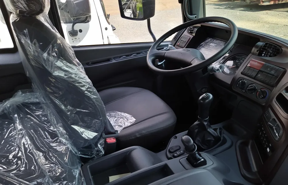 Không gian nội thất rộng rãi với thiết kế Tablo vân gỗ sang trọng