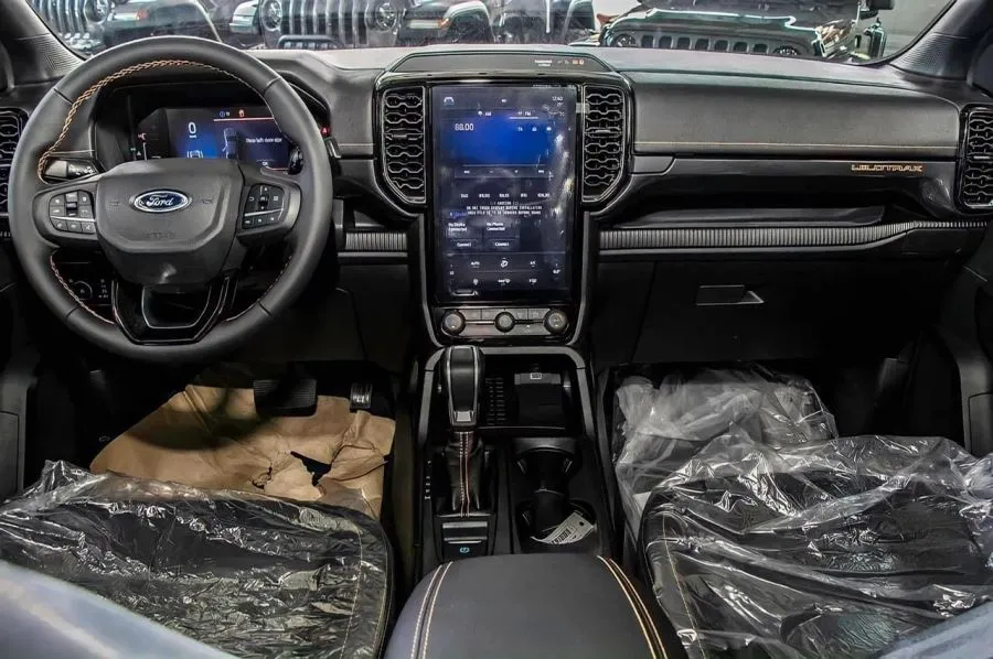 Nội thất khoang cabin hiện đại của xe Ford Ranger, đối thủ chính của Triton