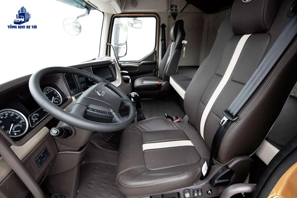 Chi tiết bảng điều khiển và ghế ngồi bọc da cao cấp