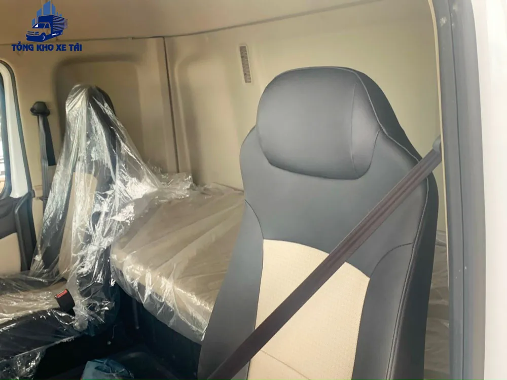 Nội thất sang trọng với các ngăn chứa đồ tiện dụng