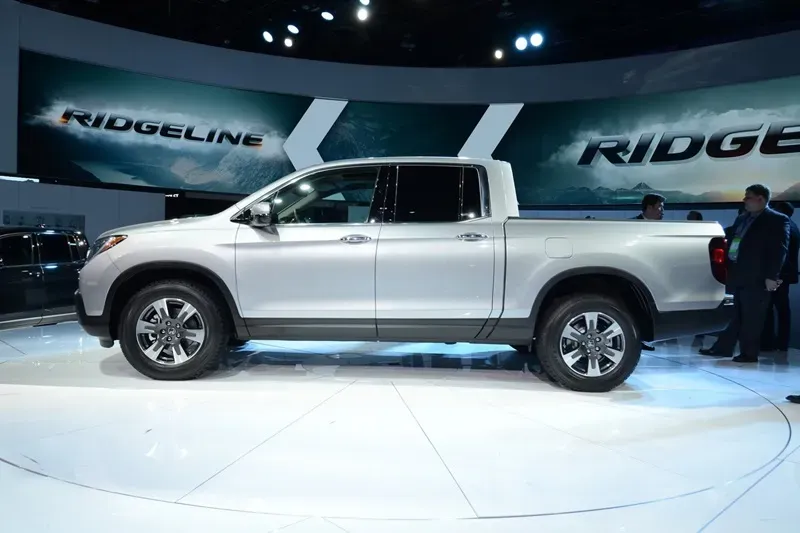 Cận cảnh chi tiết bên sườn xe và thùng xe của mẫu xe bán tải Honda Ridgeline thế hệ mới