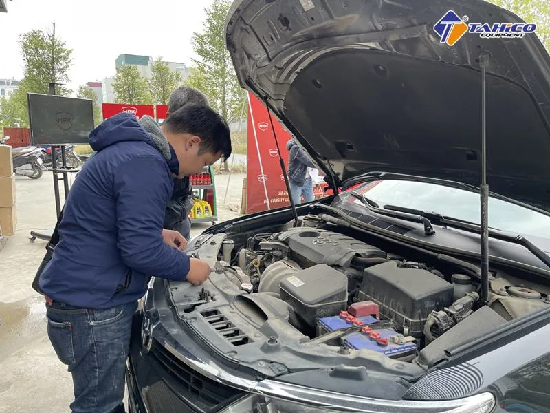 Xả hết dung dịch làm mát cũ từ van xả ở đáy bộ tản nhiệt và thu gom an toàn