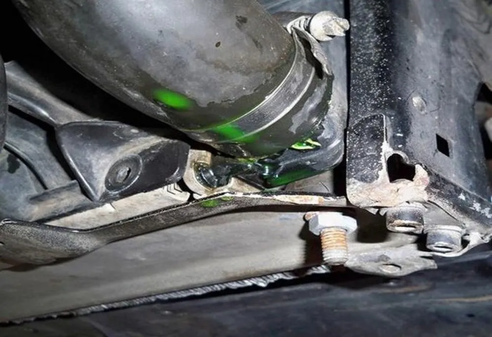 Tình trạng nước làm mát bị rò rỉ ra bên ngoài thường là nguyên nhân hao nước chính