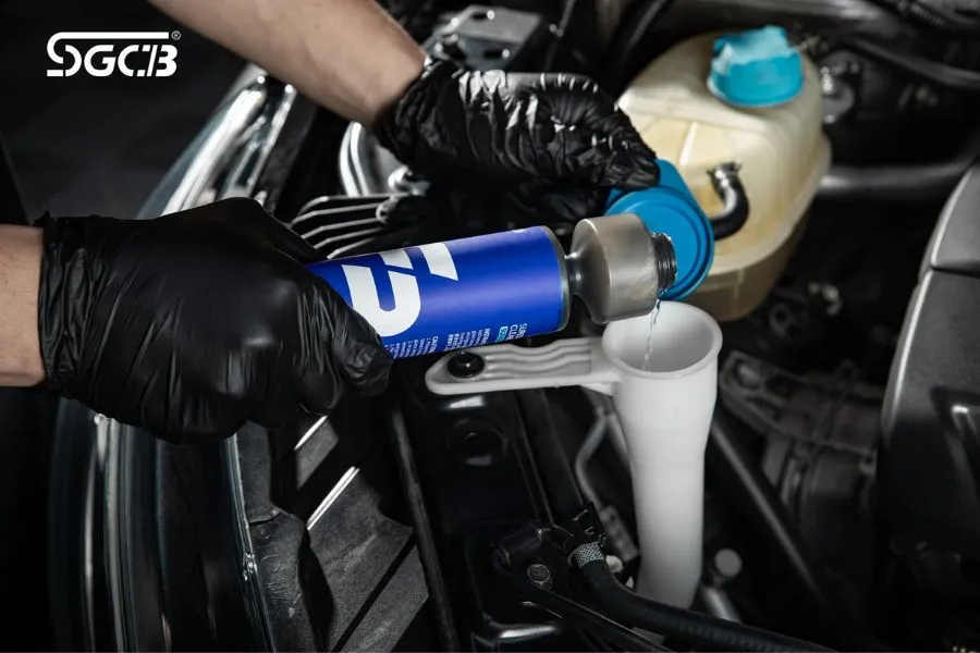 Nước rửa kính đậm đặc cần được pha với tỷ lệ chính xác 1:100 trước khi sử dụng cho ô tô