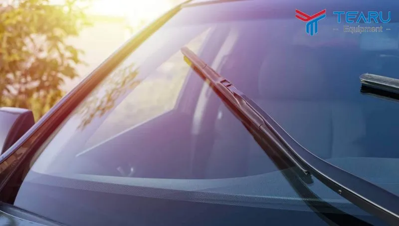 Cần châm nước rửa kính thường xuyên để đảm bảo tầm nhìn