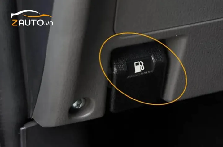 Nút mở nắp xăng xe ô tô Mitsubishi Xpander vị trí sàn xe