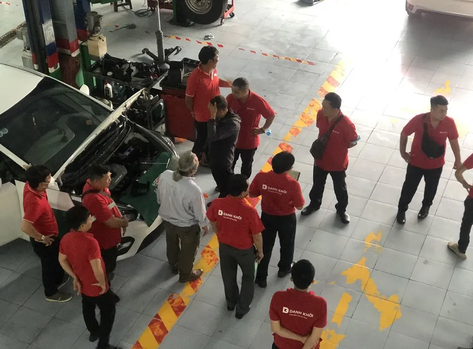 Học viên đang kiểm tra điện áp trên mạch xe ô tô