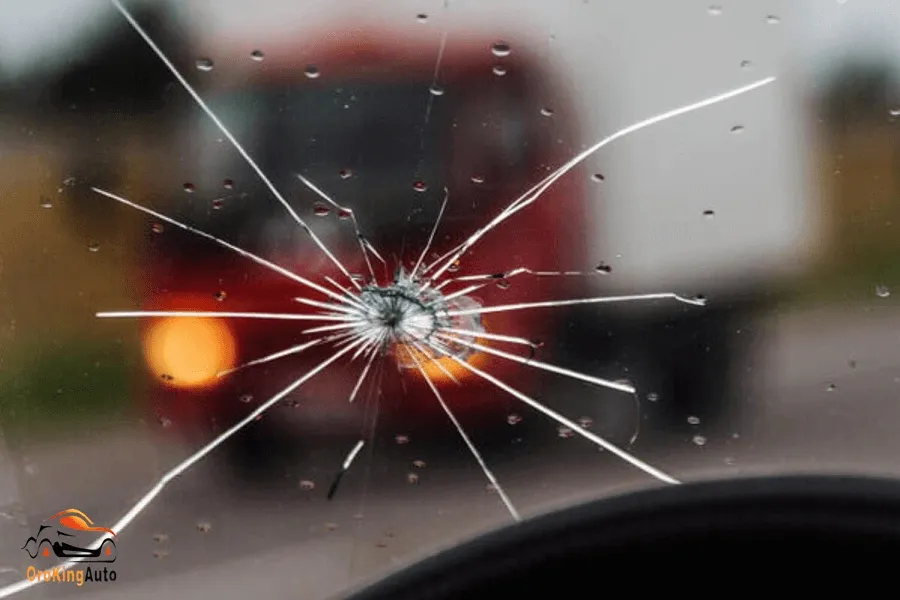 Xe ô tô bị nứt kính