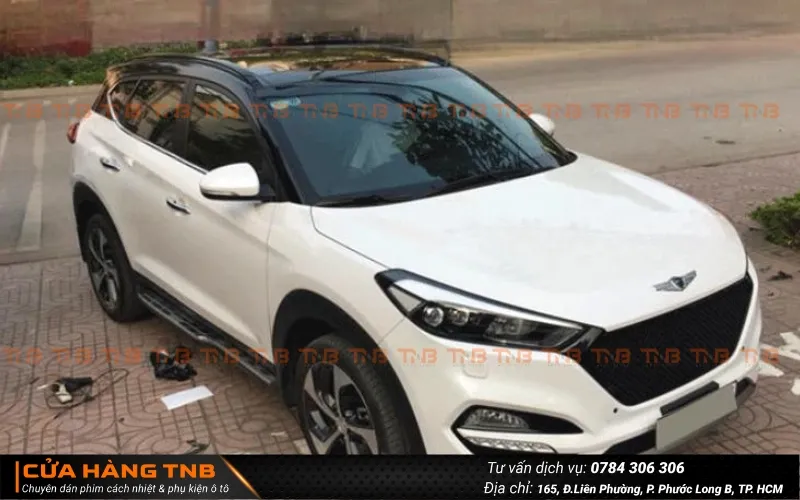 Ô tô dán nóc đen siêu bóng tạo điểm nhấn thể thao