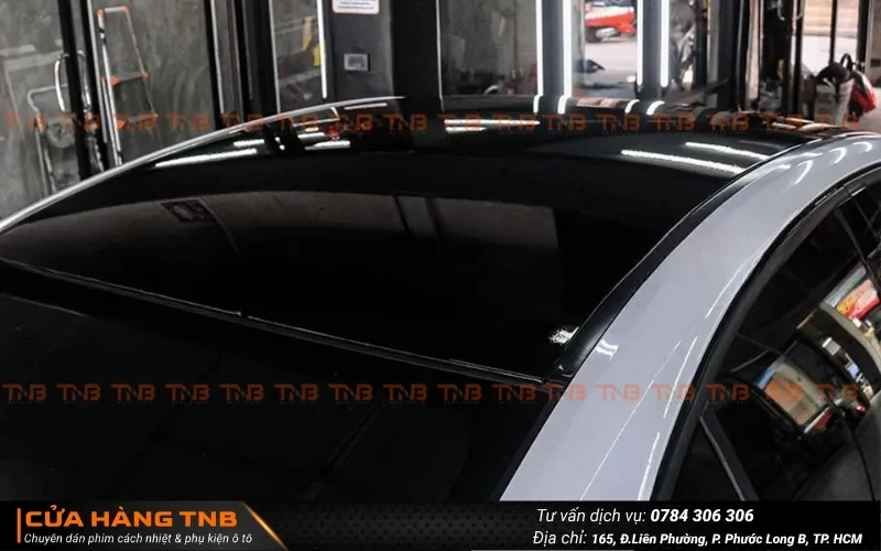 Cảnh sát giao thông kiểm tra xe ô tô bị dán nóc đen không đúng quy định