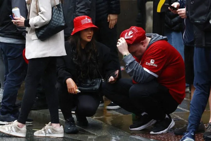 Ô tô Ford Galaxy lao vào đám đông fan Liverpool