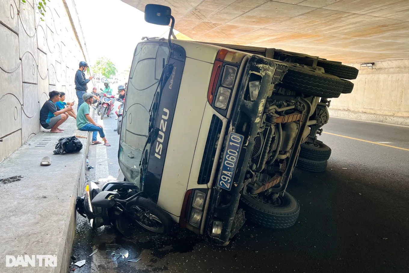 Ô tô tải biển xanh đi vào đường cấm, lật đè 2 xe máy ở TPHCM - 2