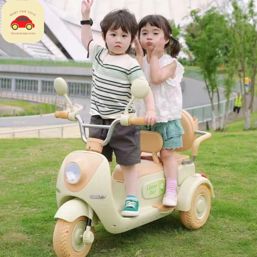 Mẫu xe máy điện cho trẻ em Vespa 2 chỗ ngồi tiện lợi