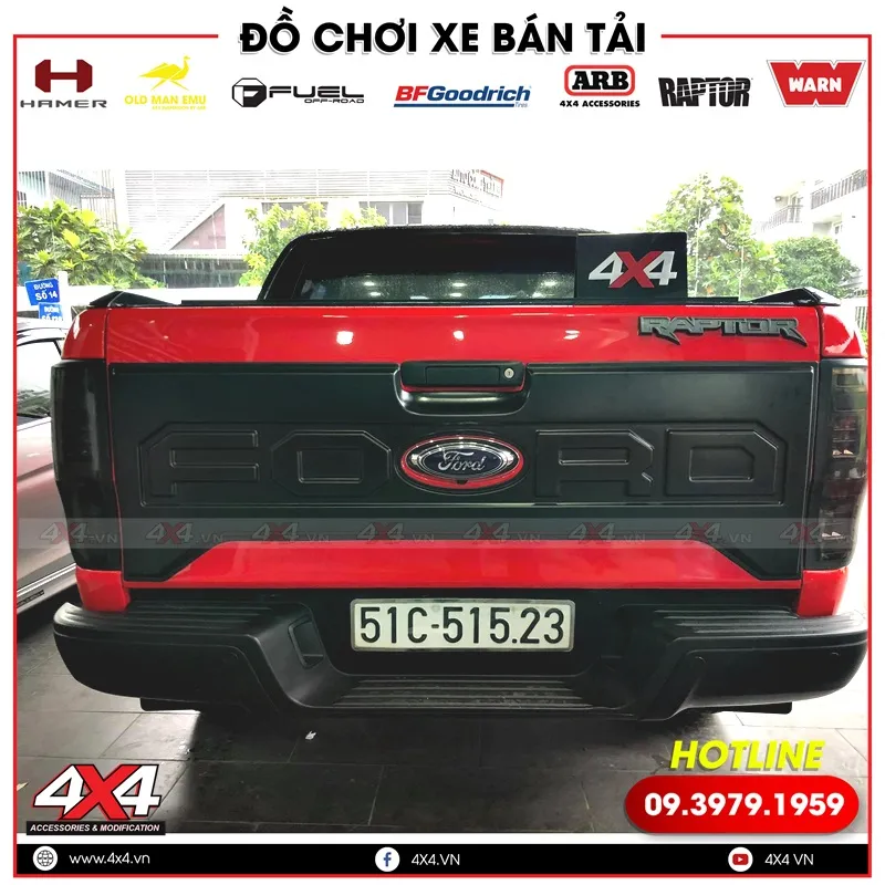 Xe bán tải Ford Ranger độ ốp cốp sau chữ Ford giúp xe thêm đẹp, cứng cáp và hầm hố hơn
