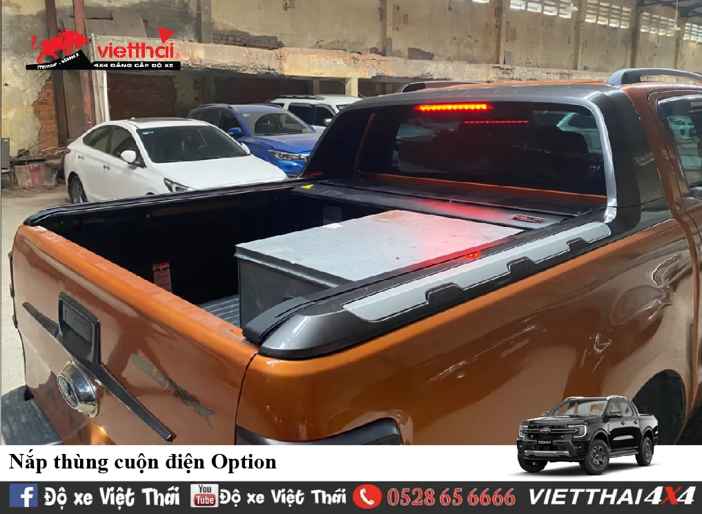 Nắp thùng điện Option đang được lắp đặt trên xe bán tải