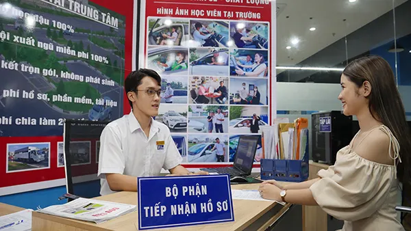 Alt text mô tả xe tập lái ô tô đời mới trong sân sa hình