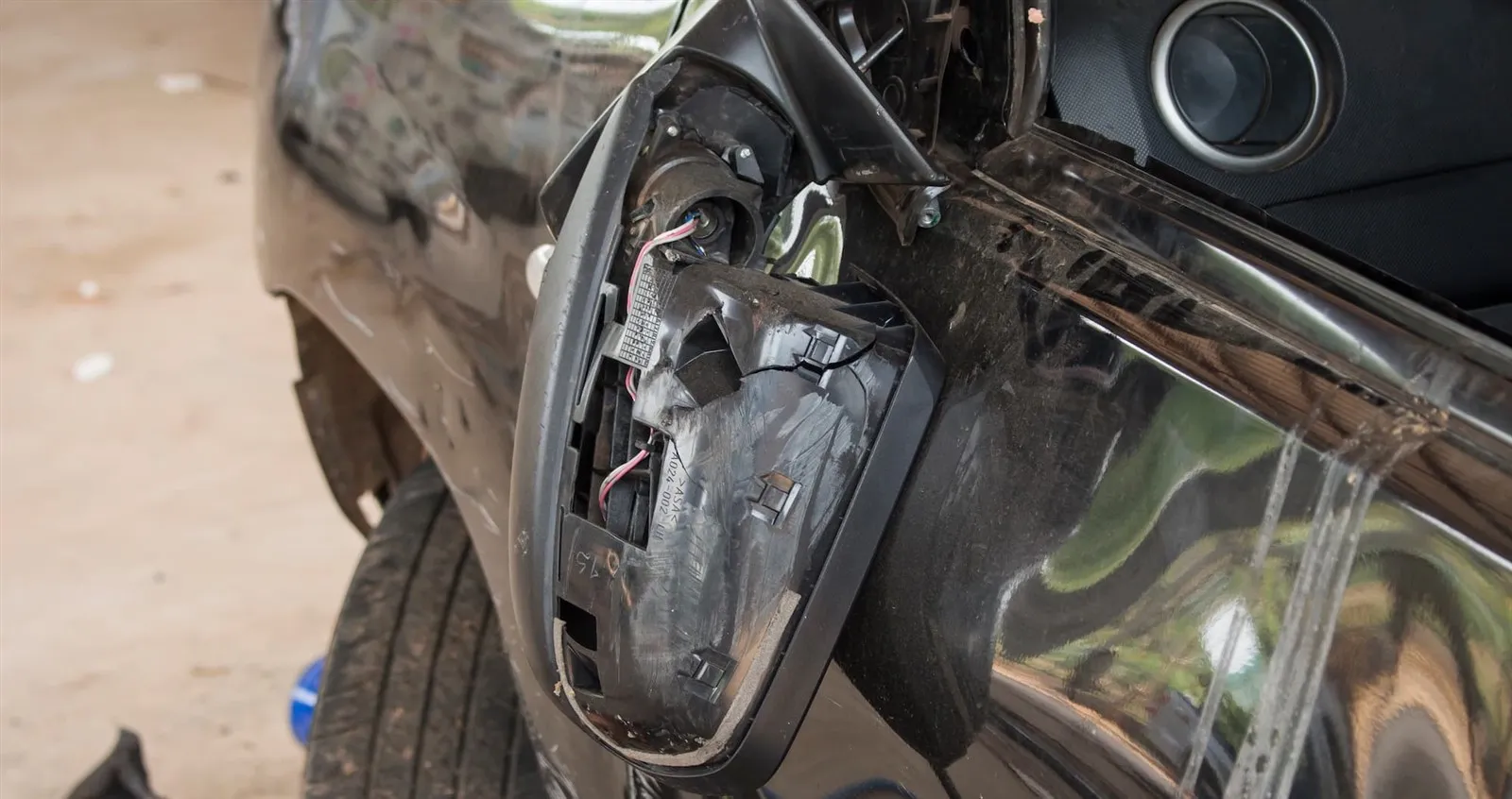 Hình ảnh chi tiết về một cụm gương chiếu hậu ô tô và các bộ phận