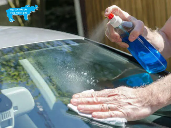 Công thức pha chế nước rửa kính ô tô từ nước cất và nước rửa chén