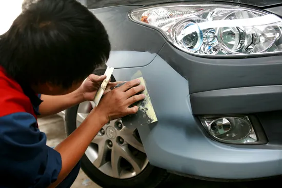 Hình ảnh minh họa các cấp độ vết xước từ nhẹ đến sâu trên bề mặt sơn xe