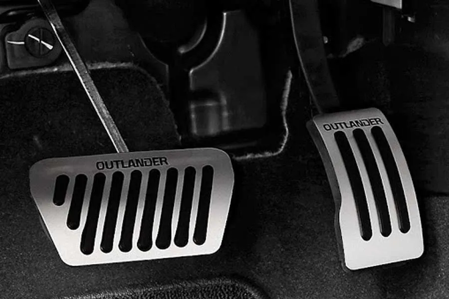 Đánh giá tình trạng mòn của bàn đạp phanh, ga và côn để nhận diện dấu hiệu cách tua công tơ mét ô tô