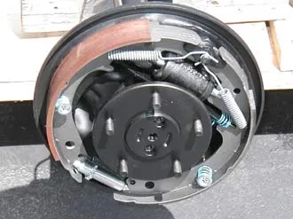 Thay má phanh ô tô chuyên nghiệp tại xưởng dịch vụ Hà Nội