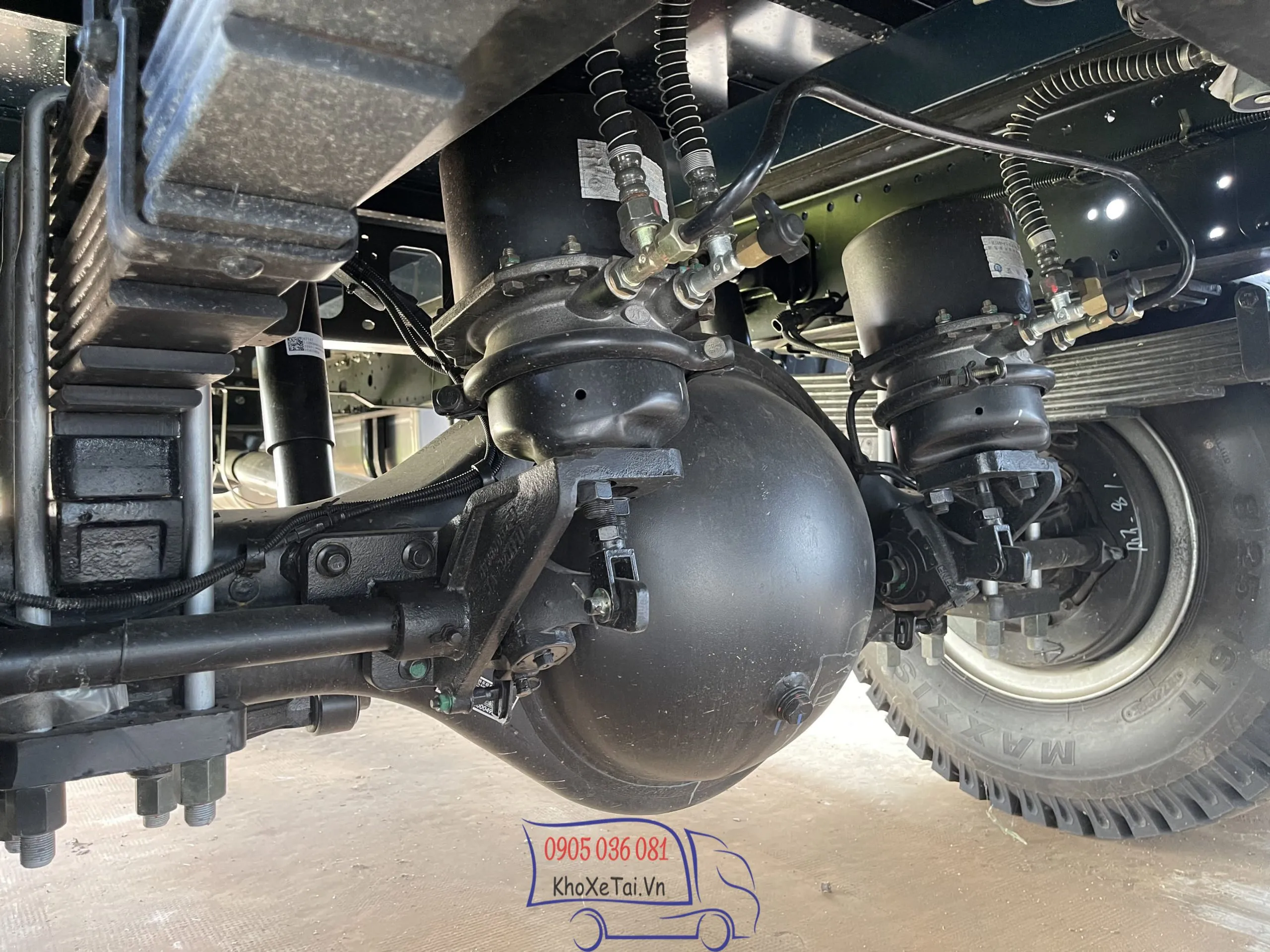 Bộ phận bình chứa khí nén và van điều khiển phanh trên xe S720