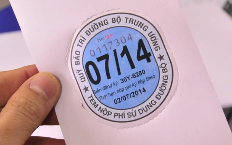 Xe bán tải đi qua trạm thu phí không dừng, minh họa cho việc sử dụng đường bộ