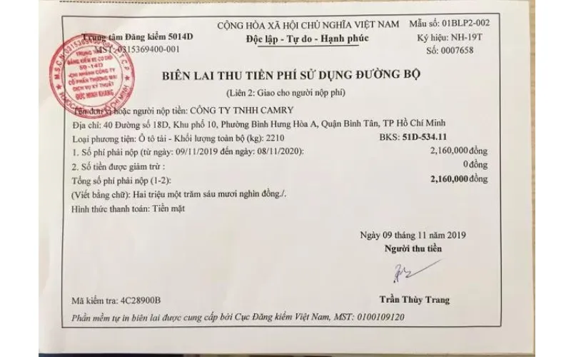 Chiếc xe bán tải đang được kiểm tra định kỳ tại trung tâm đăng kiểm xe cơ giới