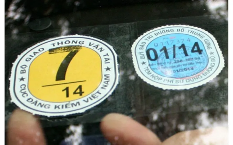 So sánh kích thước và trọng tải của xe bán tải, xe con và xe tải nặng trên một con đường cao tốc