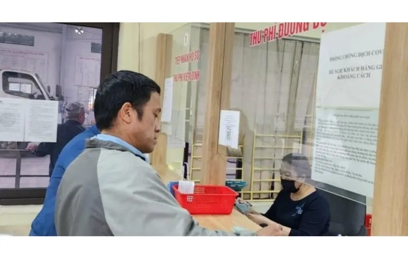 Nhân viên trung tâm đăng kiểm đang kiểm tra một chiếc xe tải để đảm bảo an toàn