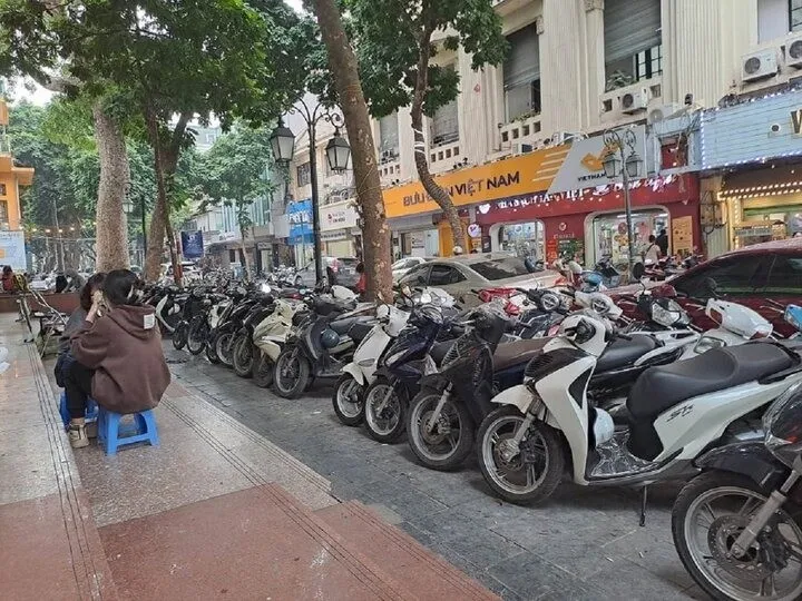 Hình ảnh các điểm gửi xe máy và xe ô tô tại phố đi bộ vào cuối tuần