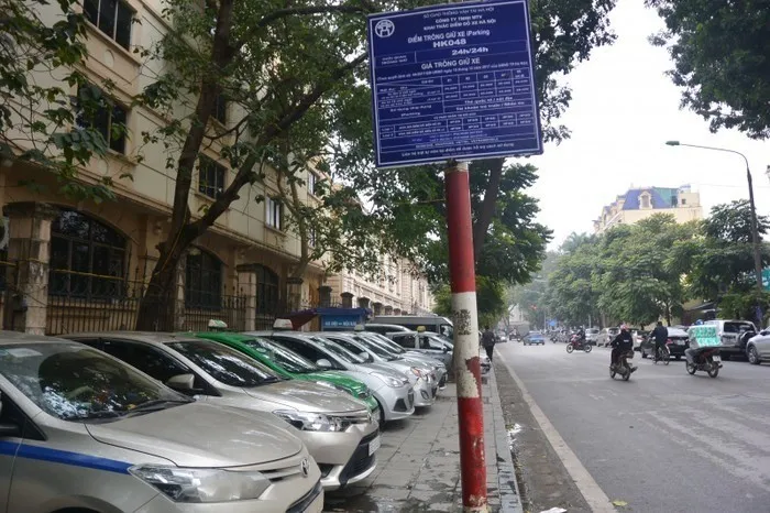 Bãi đỗ xe ô tô lớn trên lòng đường gần khu vực phố đi bộ Hồ Gươm