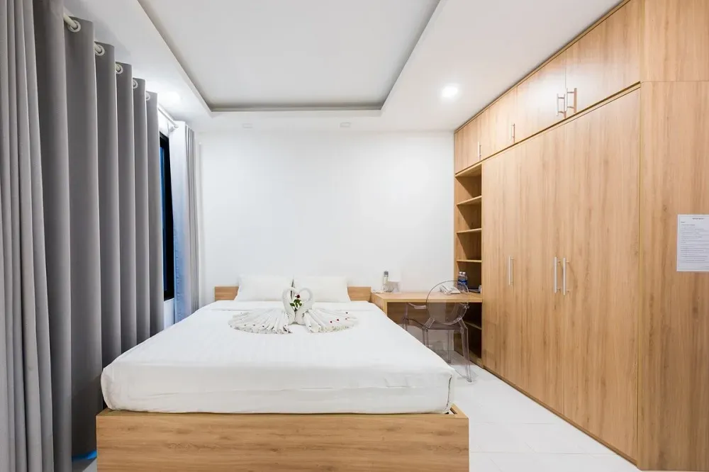 Phòng nghỉ ấm cúng tại Quyet Homestay, một không gian sạch sẽ mà nệm xe ô tô sau khi giặt cũng nên hướng tới