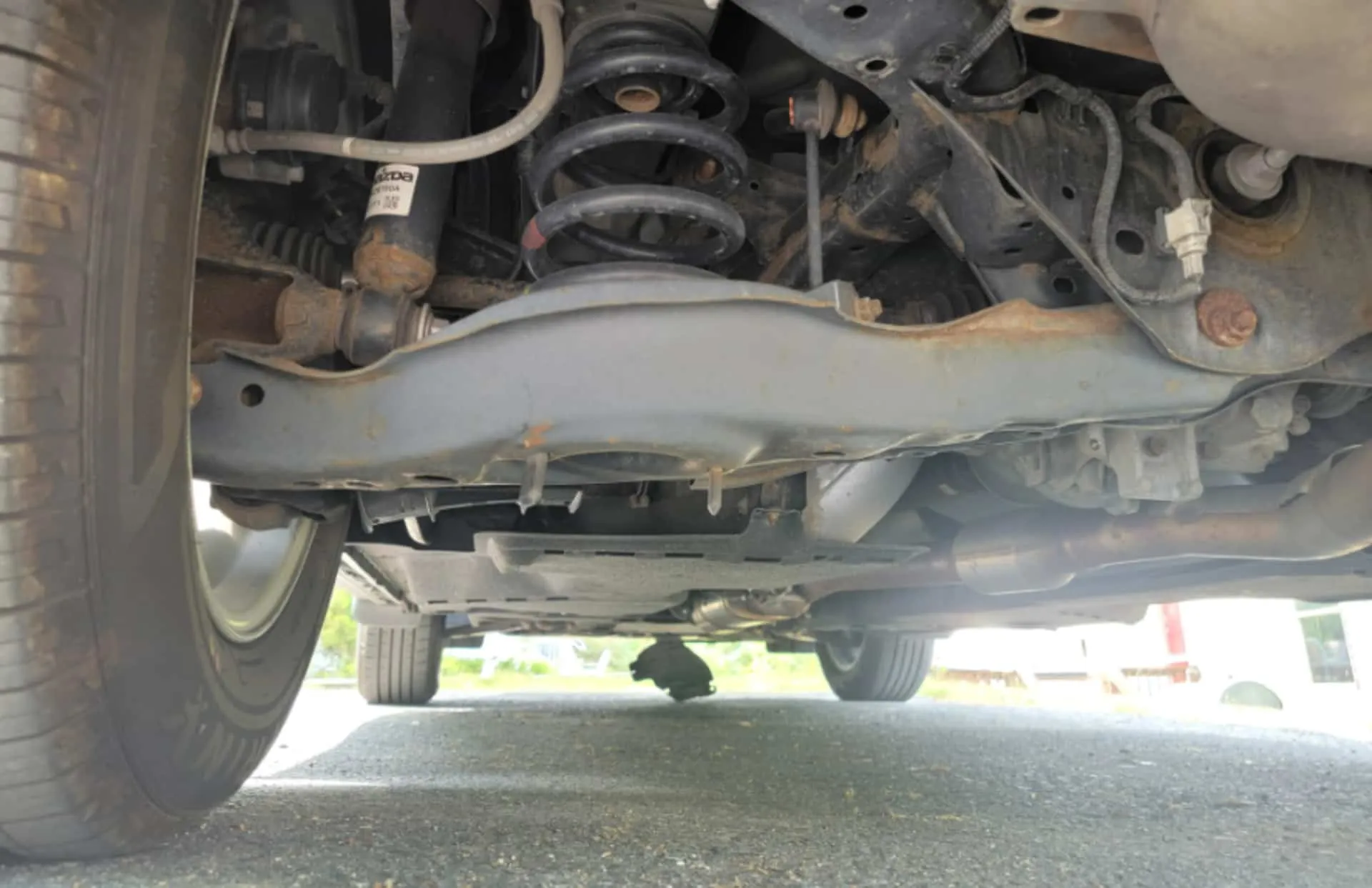 Tiếng ồn gầm xe xuất hiện từ nhiều chi tiết cơ khí bên dưới, đất đá văng lên trong quá trình xe di chuyển.