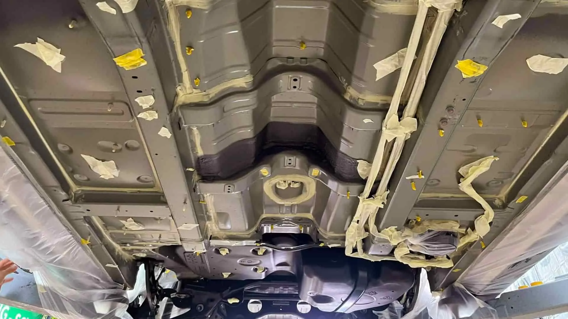 Lớp phủ gầm ô tô cách âm chất lượng cao giúp bảo vệ các chi tiết kim loại tránh bị ăn mòn, gỉ sét theo thời gian.