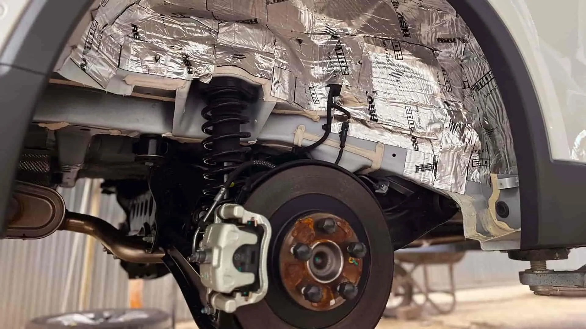 Ngoài giải pháp sơn lót phủ gầm, bạn có thể chọn dán cách âm chống ồn khoang nội thất xe của hãng SIP.