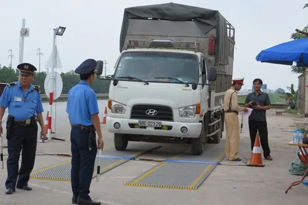 Hồ sơ xin cấp phù hiệu xe tải bao gồm giấy tờ xe và thông tin thiết bị giám sát hành trình